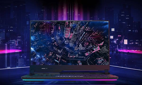 ROG Strix SCAR 15 gaming-laptop forfra, med fokus på skjermen der vi ser et detaljert bylandskap.