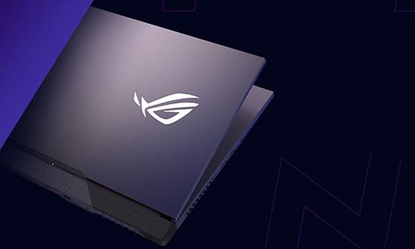 ROG Strix G15 bærbar gaming-PC, halvveis lukket med logo på baksiden av skjermen.