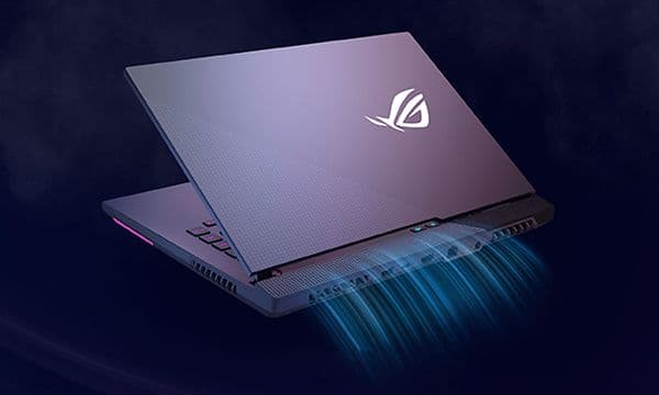 ROG Strix G15 bærbar gaming-PC bakfra, som viser hvordan luften strømmer ut fra kjølesystemet.
