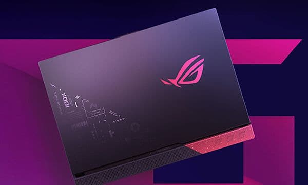 ROG Strix G15 bærbar gaming-PC sett ovenfra, lukket igjen med logoen synlig.