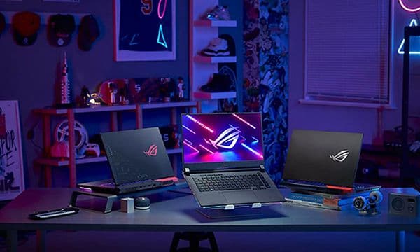 Tre ROG Strix G15 bærbar gaming-PCer oppstilt på et bord i ulike vinkler. 
