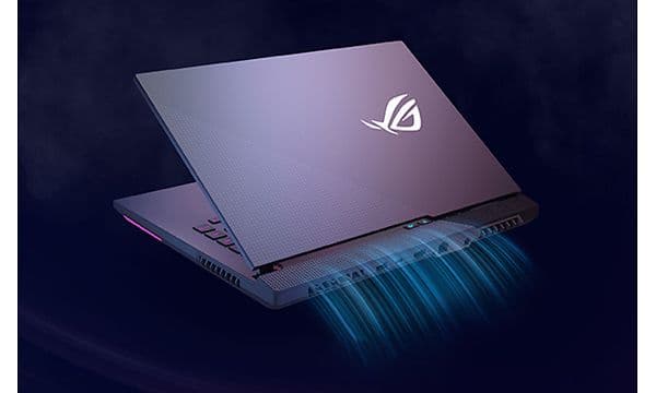 ROG Strix G15 bærbar gaming-PC bakfra, som viser hvordan luften strømmer ut fra kjølesystemet.