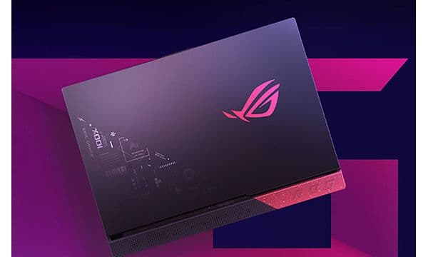 ROG Strix G15 bærbar gaming-PC sett ovenfra, lukket igjen med logoen synlig.