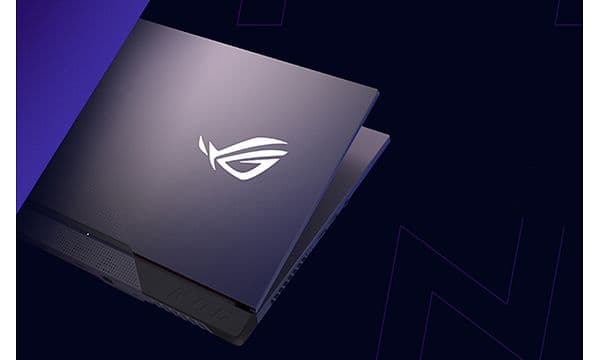ROG Strix G15 bærbar gaming-PC, halvveis lukket med logo på baksiden av skjermen.