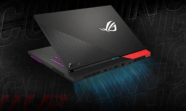 ROG Strix G15 advantage edition bærbar gaming-PC bakfra, som viser hvordan luften strømmer ut fra kjølesystemet.