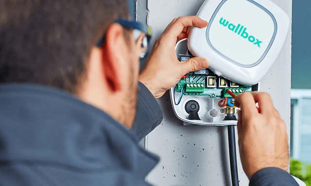 carcharger-electrician mounting Wallbox