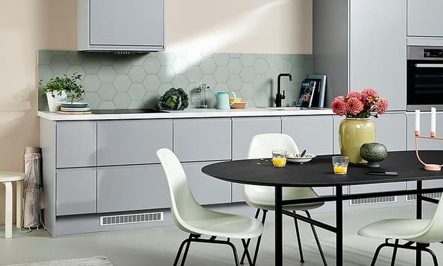 Epoq Integra Steel Grey kjøkken og spisebord med stoler