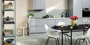Epoq Integra Light grey kjøkken i en åpen kjøkkenløsning med spisebord, stoler og en bokhylle