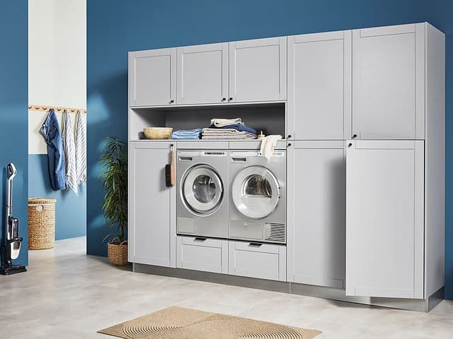 Epoq Shaker Light Grey vaskerom i en åpen løsning med vaskemaskin og tørketrommel