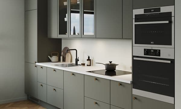 Epoq Trend Moss Green kjøkken med integeret stekeovn og platetop, og hvit kjøkkenbenk
