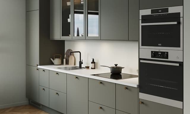 Epoq Trend Moss Green kjøkken med integeret stekeovn og platetop, og hvit kjøkkenbenk