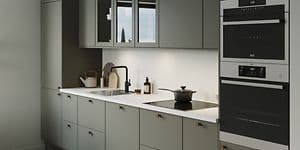 Epoq Trend Moss Green kjøkken med integeret stekeovn og platetop, og hvit kjøkkenbenk
