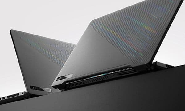 To ROG Zephyrus G14 bærbare gaming-PCer stilt opp ved siden av hverandre.