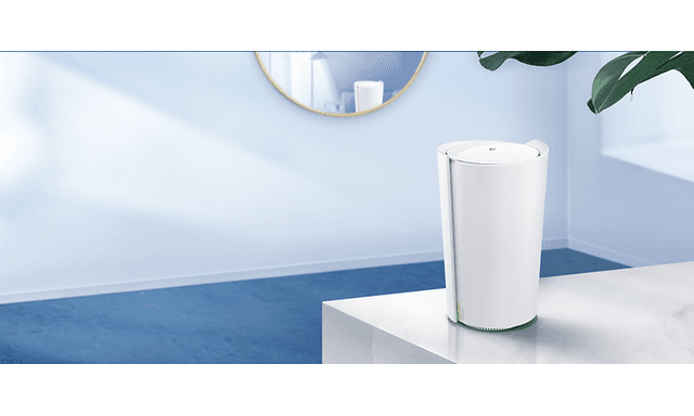 TP-Link - White Deco X90 på et hvidt bord i et blåt rum