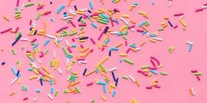 Bilde av kakestrøssel på en rosa overflate