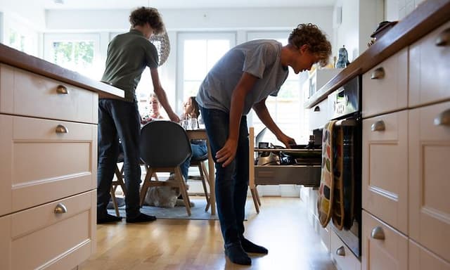 MDA-Dishwashers To drenge i et køkken