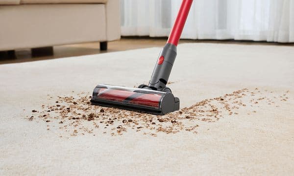 Roborock skaftdammsugare som rengör en matta