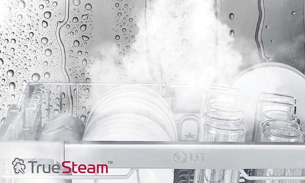 Oppvask inni en oppvaskmaskin med masse damp og TrueSteam-tekst