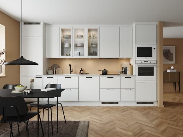 Valkoinen Classic white EPOQ Trend keittiö avokeittiöratkaisulla, integroidulla uunilla sekä vitriinikaapilla