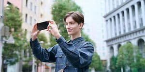 Sony Xperia-telefon i hånden på ung mand i byen