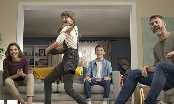 En familie som spiller Nintendo Ring Fit sammen