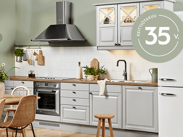 Valkoinen Epoq keittiö ja vaaleanvihreät seinät