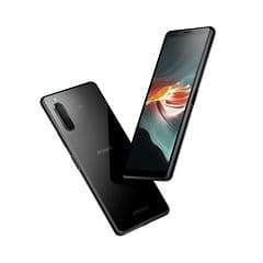 To Sony Xperia 10II-telefoner, en set forfra og en set bagfra