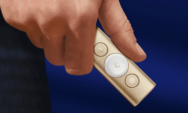 Logitech Spotlight esityskaukosäädin (kulta) - Käsi pitelee kaukosäädintä