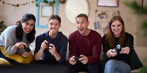 En gruppe venner har det sjovt mens de spiller Nintendo Switch sammen