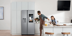 Mann og datter på kjøkken med side-by-side fryser fra Samsung