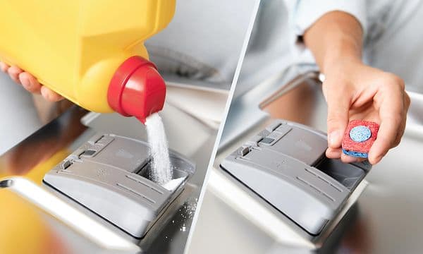 Sammenlikning av å helle pulver vs tablett i oppvaskmaskinen