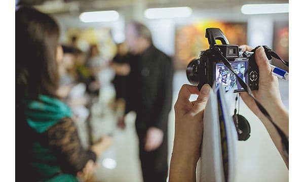 Person som tar bild med on-camera-blixten