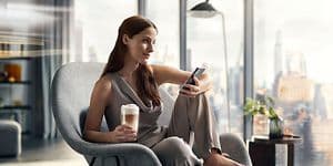 Kvinne som nyter en kopp kaffe fra Siemens espressomaskin