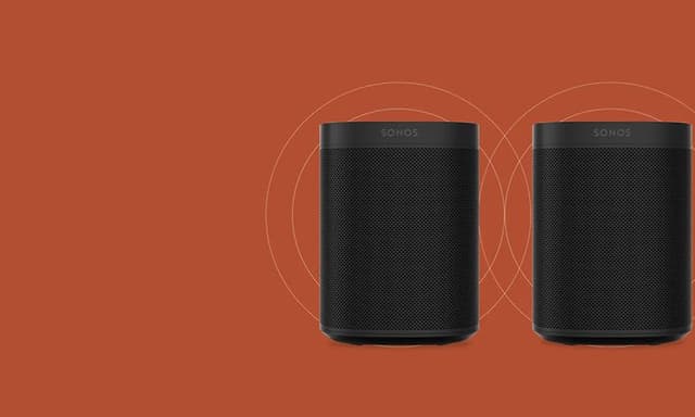 Sonos One SL på oransje bakgrunn