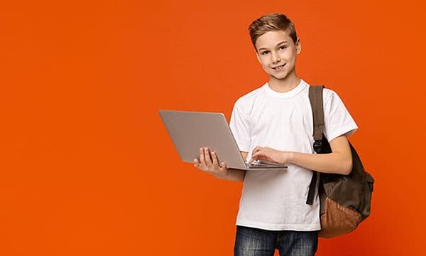 En gutt med ryggsekk og PC