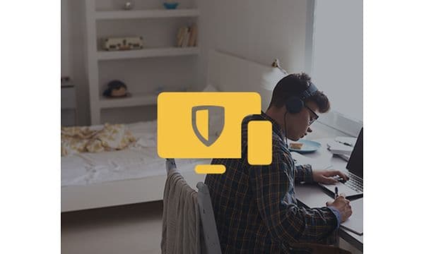 Pojke vid ett skrivbord med bärbar dator