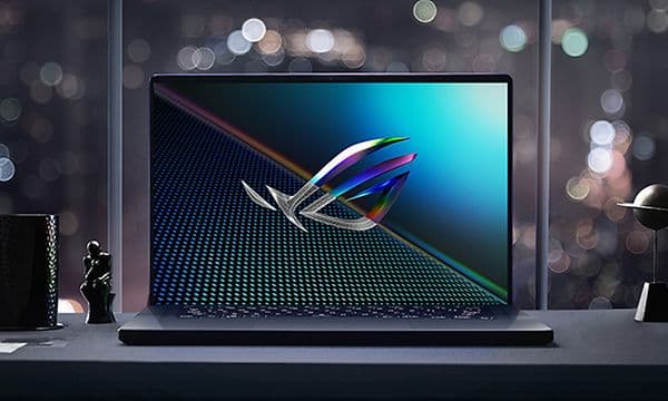 ROG Zephyrus M16 bærbar PC stående på et skrivebord