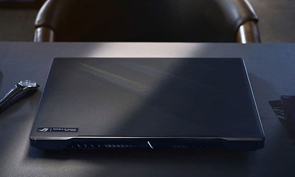 En ROG Zephyrus M16, lukket igjen på et skrivebord
