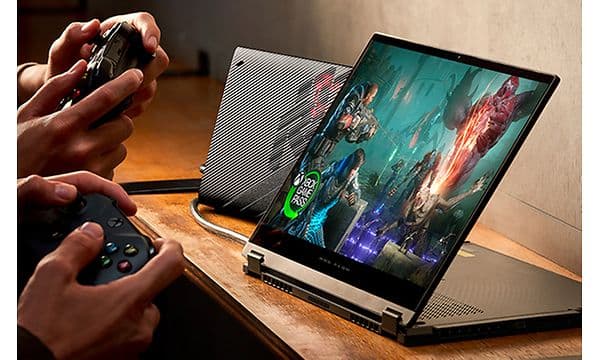 To gamere bruker en ROG Flow X13-PC med tastaturet rotert bak