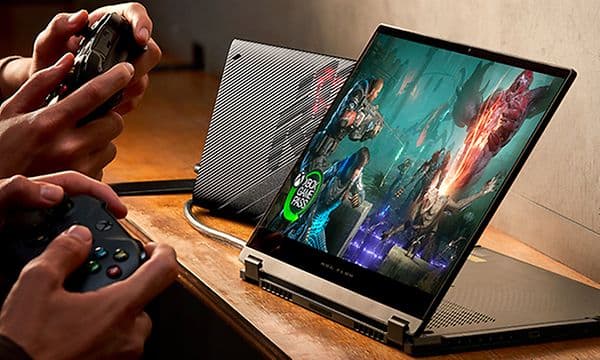 To gamere bruker en ROG Flow X13-PC med tastaturet rotert bak