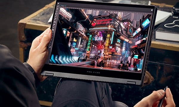 En person bruker penn til å designe grafikk med ROG Flow X13