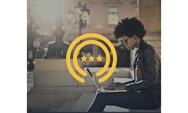 Kvinde med en bærbar med password symbol