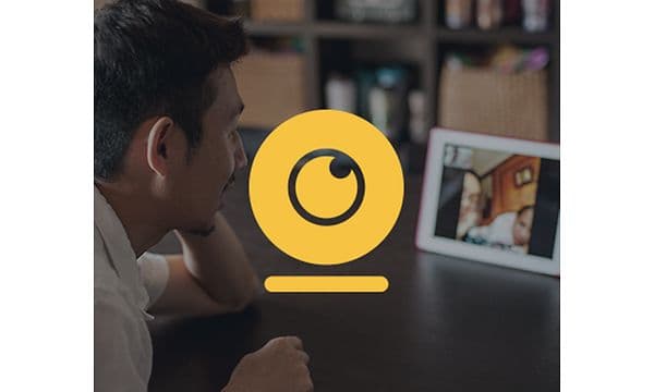 Mann som har en videosamtale og et SafeCam-symbol oppå