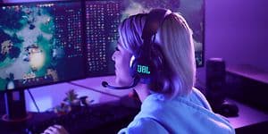 Tjej spelar DOTA och använder JBL Quantum headset
