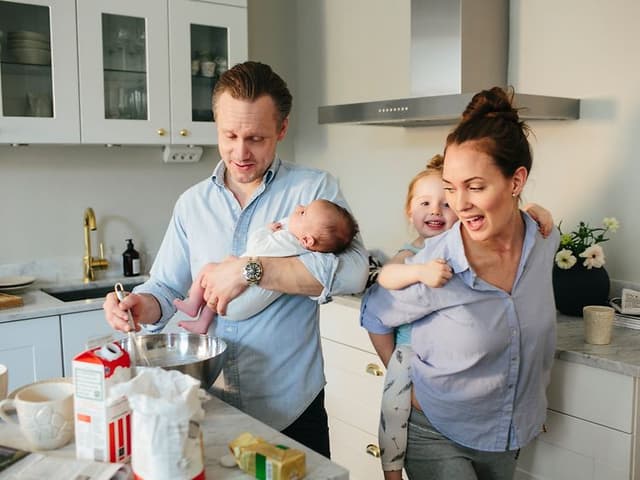 En familie lager mat på kjøkkenet