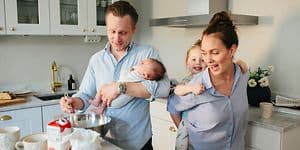 En familie lager mat på kjøkkenet