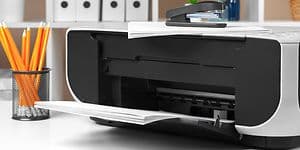Printer på et bord med blyanter