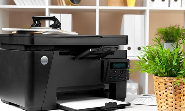 Printer på et skrivebord