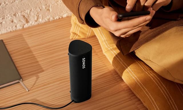Sort Sonos Roam SL på gulvet