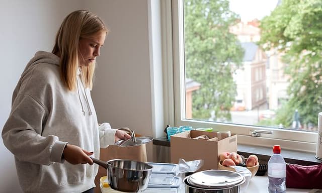 En kvinne forbereder mat på kjøkkenet